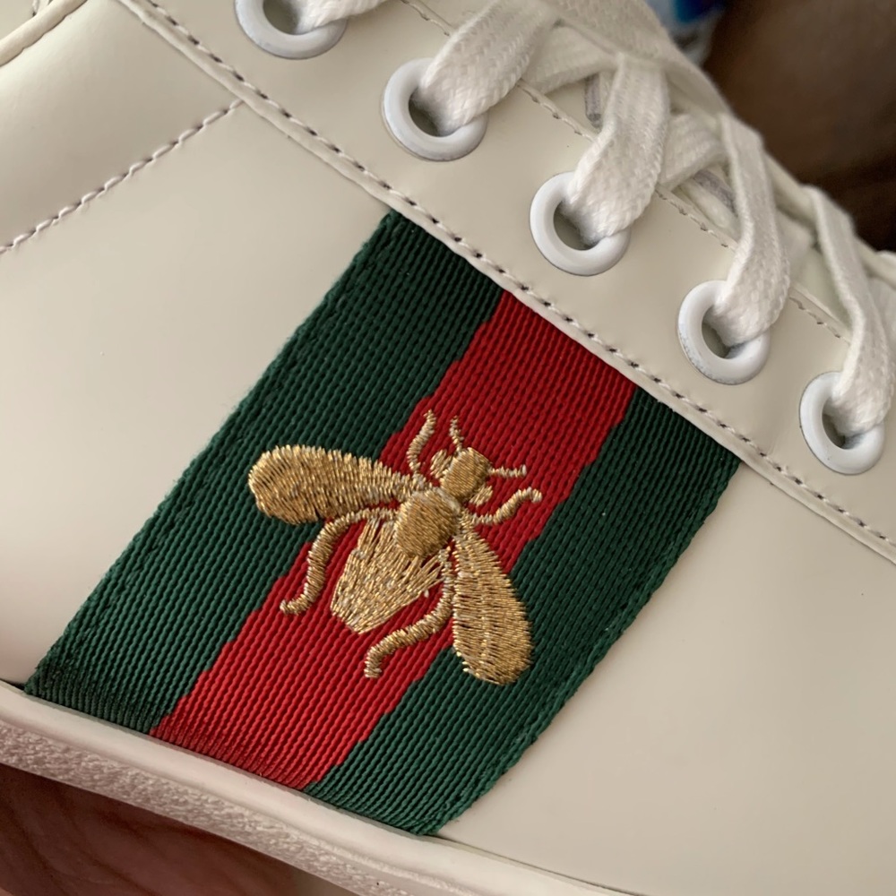 Never worn Women’s classic Gucci sneakers with bee